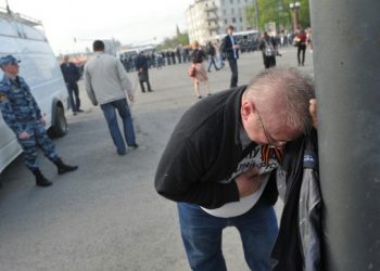 Немцова и задержанных начали отпускать из полиции