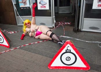 В Киеве избили активистку FEMEN на акции-пародии терактов в Днепре