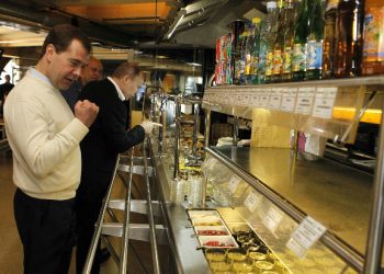 Блогеры: Полиция и ФСО не пускали посетителей в бар, где пили Медведев с Путиным