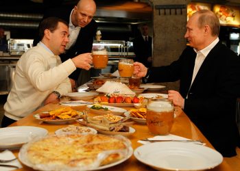 Медведев разрекламировал бар «Жигули», назвав его «лучшим»