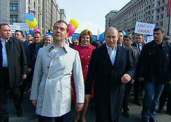 Медведев и Путин приняли участие в первомайской демонстрации