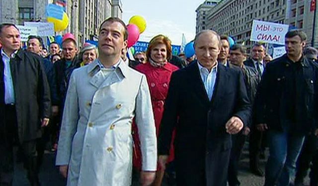 Медведев и Путин приняли участие в первомайской демонстрации