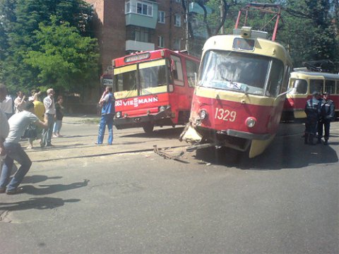 ДТП в Днепропетровске: трамвай протаранил троллейбус