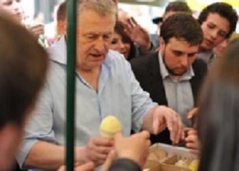 Оппозиционеров на Старом Арбате Жириновский угощал мороженым