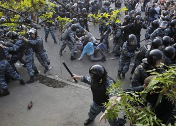 На Никитском бульваре разогнан лагерь оппозиции