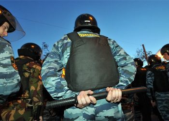 Поэты-оппозиционеры читают стихи на Китай-городе