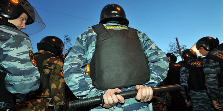 Поэты-оппозиционеры читают стихи на Китай-городе