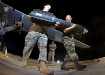 В США армейский вертолет уронил ракету над городом