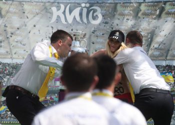 Бросаясь Кубком УЕФА, FEMEN протестовали против секс-туризма и спаивания нации