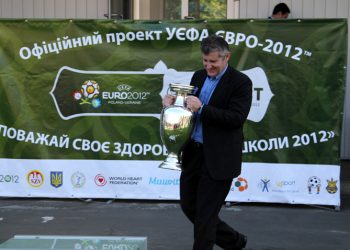 Давор Шукер назвал Украину фаворитом Евро-2012