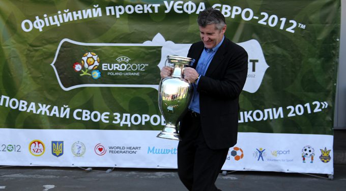 Давор Шукер назвал Украину фаворитом Евро-2012