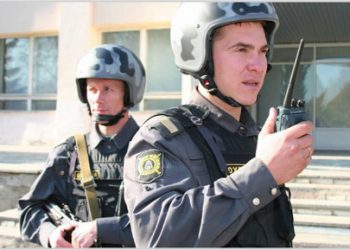 В торговом центре под Ярославлем преступник ранил двоих охранников и полицейского