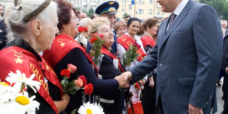 Президент Украины поздравил ветеранов с Днём Победы