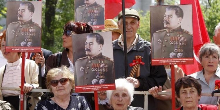По Украине устанавливают памятники Сталину