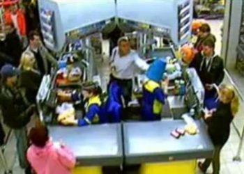 В Пинске покупательница надела мусорное ведро на голову кассиру