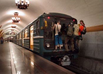 В московском метро погиб подросток, катавшийся между вагонами