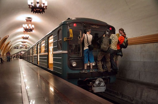 В московском метро погиб подросток, катавшийся между вагонами