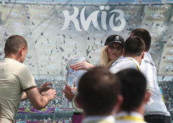 Активистка Фемен повредила кубок Евро-2012