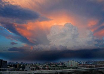 Китайцы перепугались апокалиптической тучи, извергающей молнии
