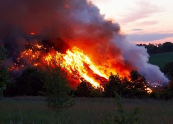 Крупная свалка горит под Днепропетровском