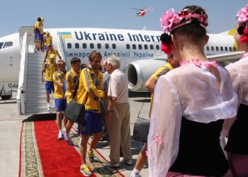 Сборную Украины в Донецке встречали флагами и караваем