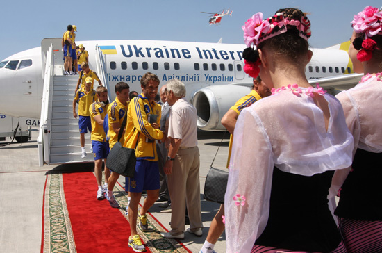 Сборную Украины в Донецке встречали флагами и караваем