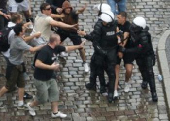 Евро-2012: в Варшаве продолжают задерживать участников вчерашней драки