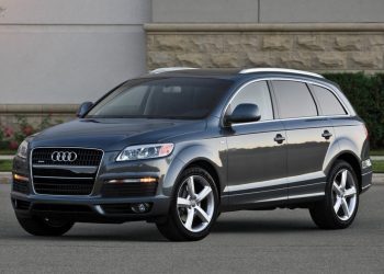 Воры угнали у мужчины Audi, пока он спасал тонувшую женщину в Москве