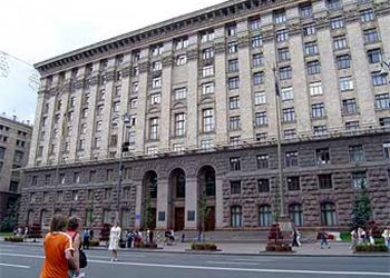 В Киеве у здания мэрии сапёры обезвреживали коробку из-под обуви