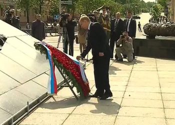 Владимир Путин в Минске возложил венок к монументу Победы
