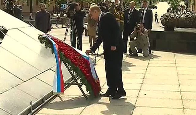 Владимир Путин в Минске возложил венок к монументу Победы