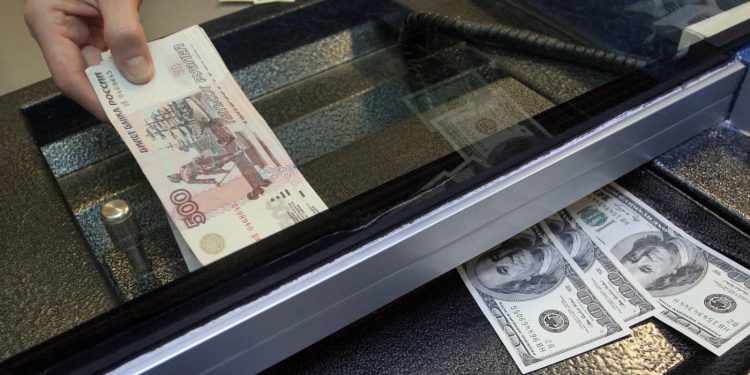 В России курс доллара вырос на 40 копеек