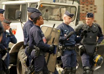 Вооруженный мужчина захватил заложников во французском банке