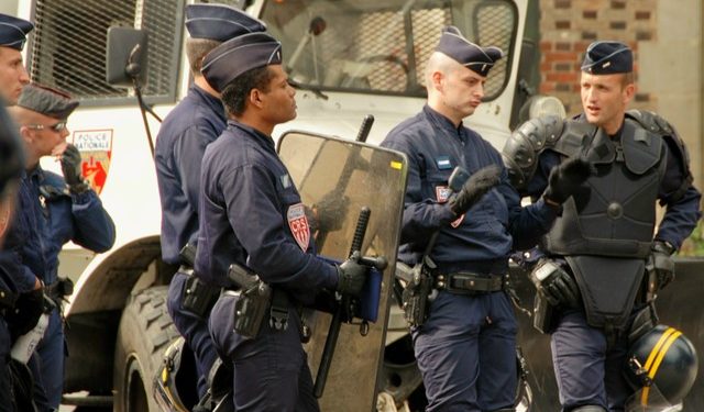 Вооруженный мужчина захватил заложников во французском банке