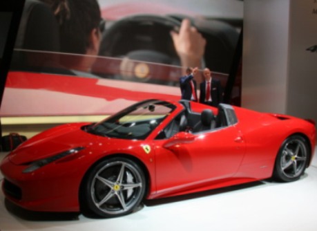 Засліплюючий Ferrari 458 Spider з'явився в київському салоні Ferrari