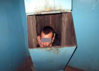 Тікаючи від своєї подруги, чоловік застряг в сміттєпроводі