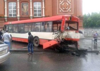 В Перми трамвай столкнулся с автобусом, а потом протаранил джип