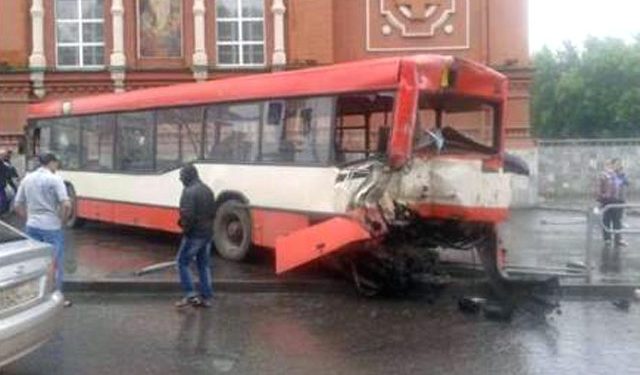 В Перми трамвай столкнулся с автобусом, а потом протаранил джип