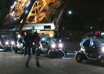 Від Ейфелевої вежі «зарядилися» десять Renault Twizy