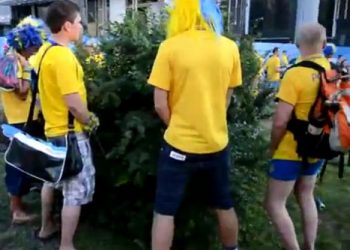Иностранным болельщикам разрешено мочится в киевских кустах