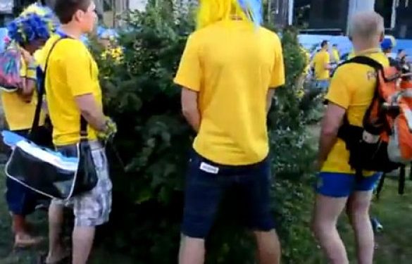 Иностранным болельщикам разрешено мочится в киевских кустах