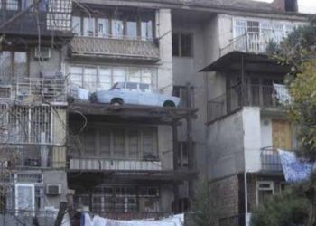 Житель Грузії вирішив тримати автомобіль на балконі в цілях безпеки