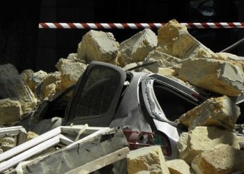 В центре Одессы дом рухнул прямо на иномарку