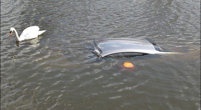 В Москве после ДТП автомобиль вылетел в реку и затонул