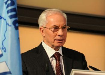 Азаров признался, что во время Евро будет болеть за сборную Украины
