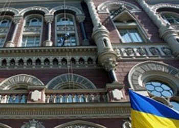 Испуганные скачком доллара украинцы забирают из банков депозиты