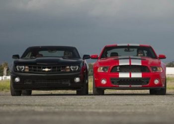 Shelby GT500 і Camaro ZL1 «зчепилися» в поєдинку на трасі