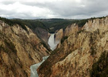 Девушка из Калининграда сорвалась в пропасть в американском парке