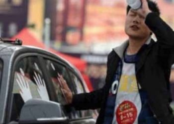 Китаєць протримався 4 дні, стоячи біля авто