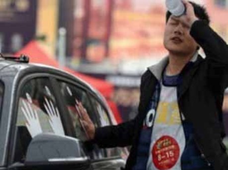 Китаєць протримався 4 дні, стоячи біля авто